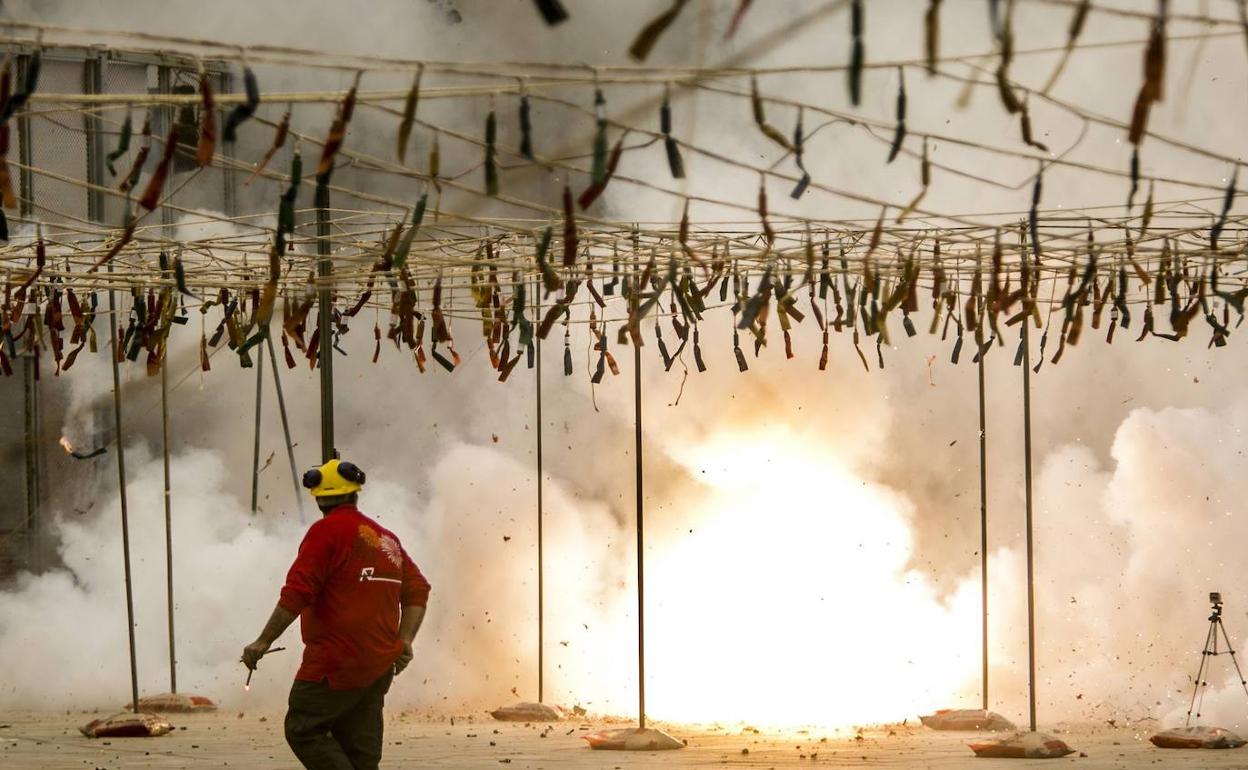 Las mascletaes y castillos suspendidos en Fallas se lanzarán en las